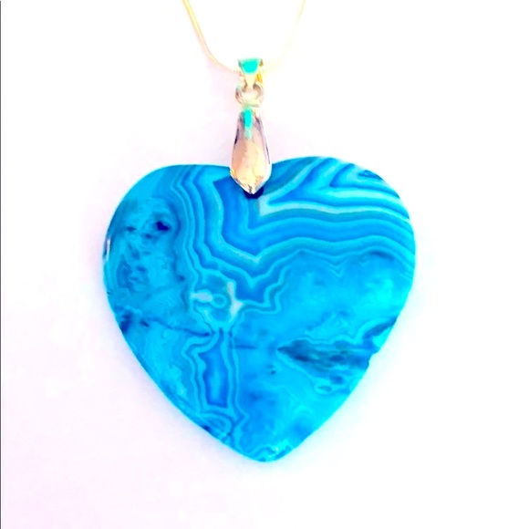 Jewelry - A beautiful blue heart pendant necklace